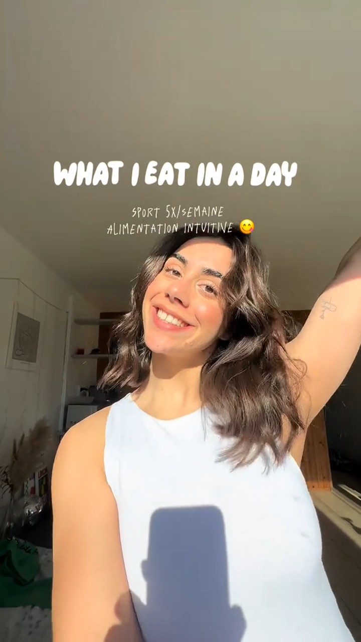 Créatrice présentant un format What I eat in a day